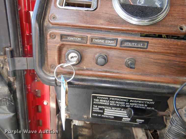 image for item DG1048 1999 Freightliner FLD semi truck