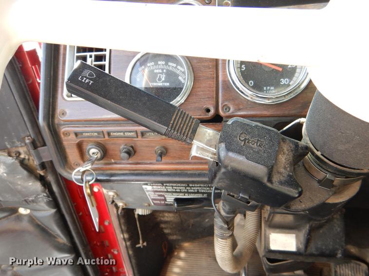 image for item DG1048 1999 Freightliner FLD semi truck