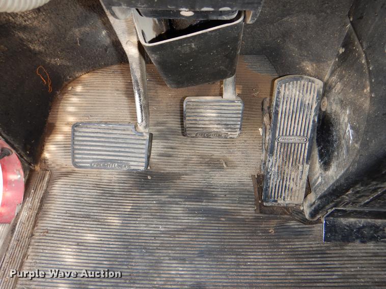 image for item DG1048 1999 Freightliner FLD semi truck