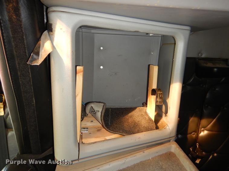 image for item DG1048 1999 Freightliner FLD semi truck