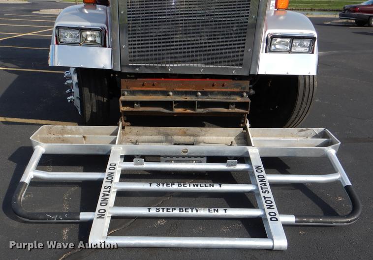 image for item DG1048 1999 Freightliner FLD semi truck