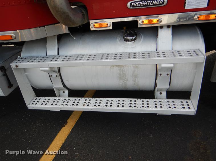 image for item DG1048 1999 Freightliner FLD semi truck