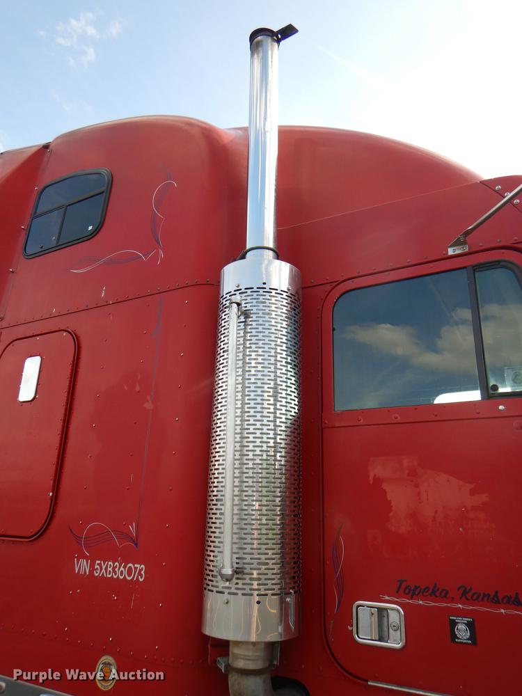 image for item DG1048 1999 Freightliner FLD semi truck