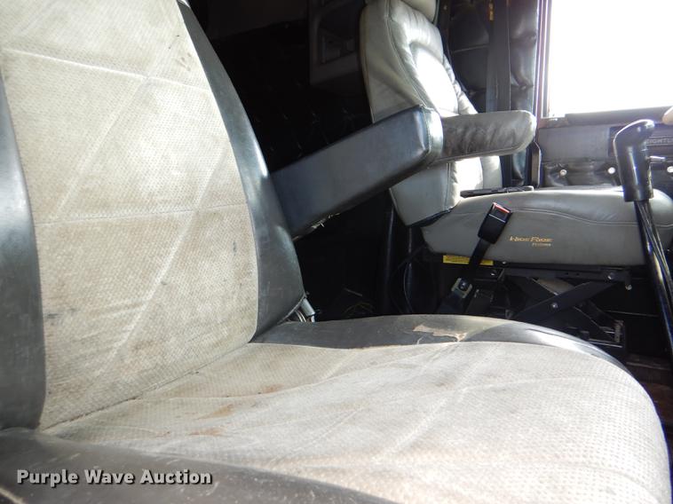 image for item DG1048 1999 Freightliner FLD semi truck