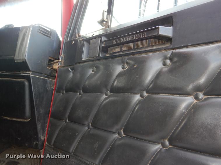 image for item DG1048 1999 Freightliner FLD semi truck