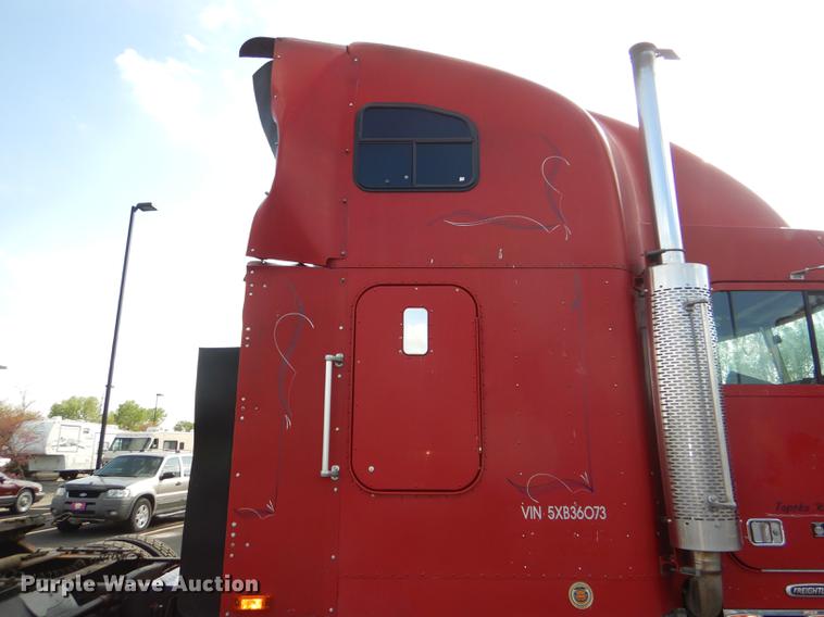 image for item DG1048 1999 Freightliner FLD semi truck