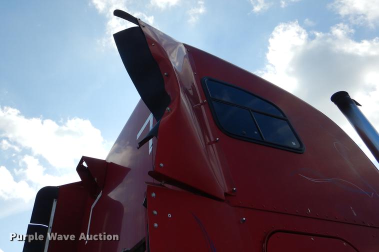 image for item DG1048 1999 Freightliner FLD semi truck