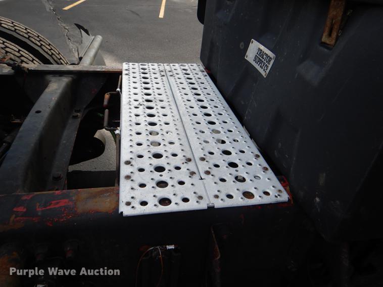 image for item DG1048 1999 Freightliner FLD semi truck