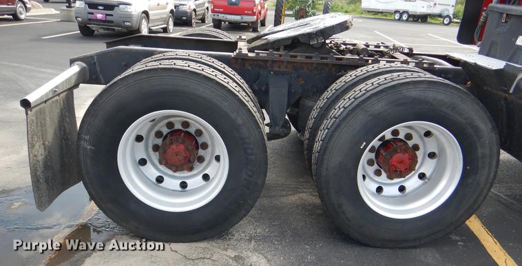 image for item DG1048 1999 Freightliner FLD semi truck