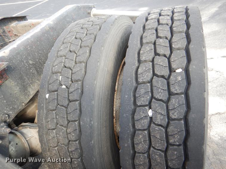 image for item DG1048 1999 Freightliner FLD semi truck