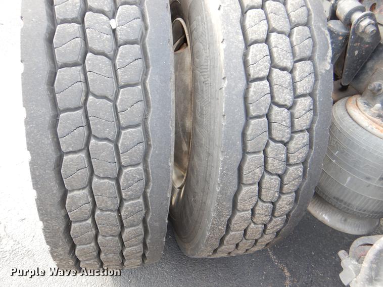 image for item DG1048 1999 Freightliner FLD semi truck