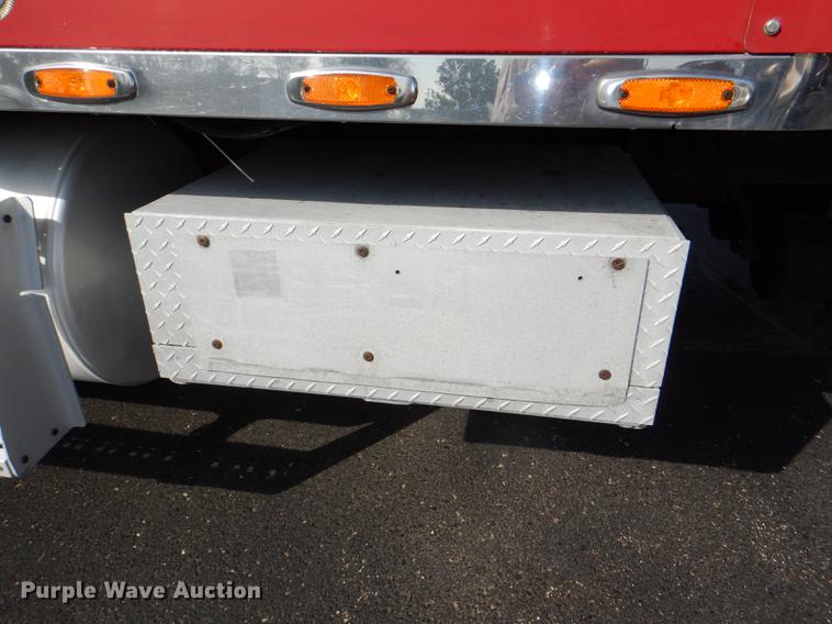 image for item DG1048 1999 Freightliner FLD semi truck