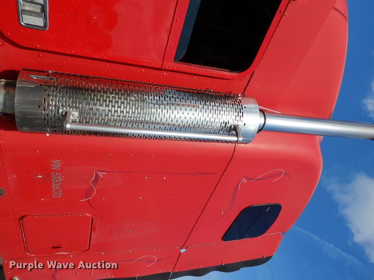 image for item DG1048 1999 Freightliner FLD semi truck