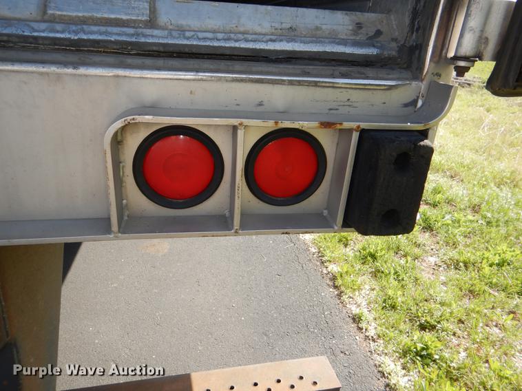 image for item DG1049 2006 Utility 3000R refrigerated van trailer