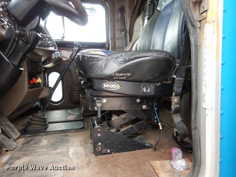 image for item DG5768 2004 Peterbilt 379 semi truck