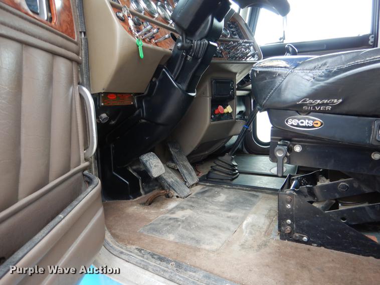 image for item DG5768 2004 Peterbilt 379 semi truck