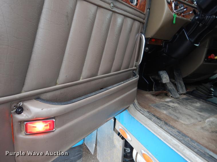 image for item DG5768 2004 Peterbilt 379 semi truck