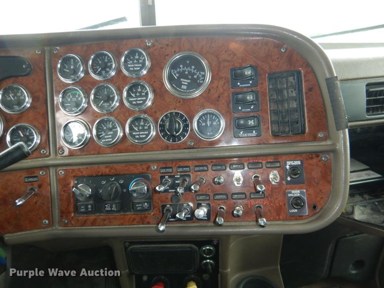 image for item DG5768 2004 Peterbilt 379 semi truck