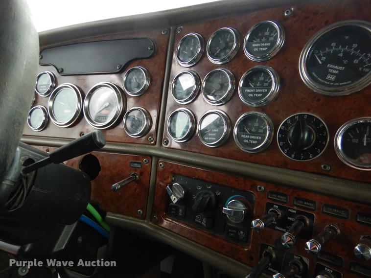 image for item DG5768 2004 Peterbilt 379 semi truck