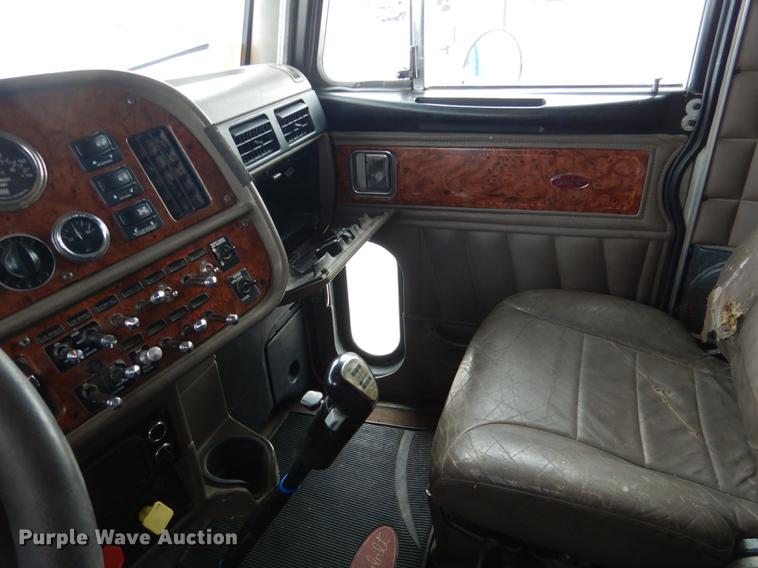 image for item DG5768 2004 Peterbilt 379 semi truck
