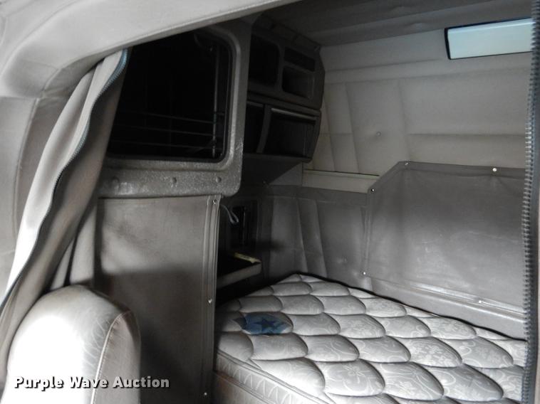 image for item DG5768 2004 Peterbilt 379 semi truck