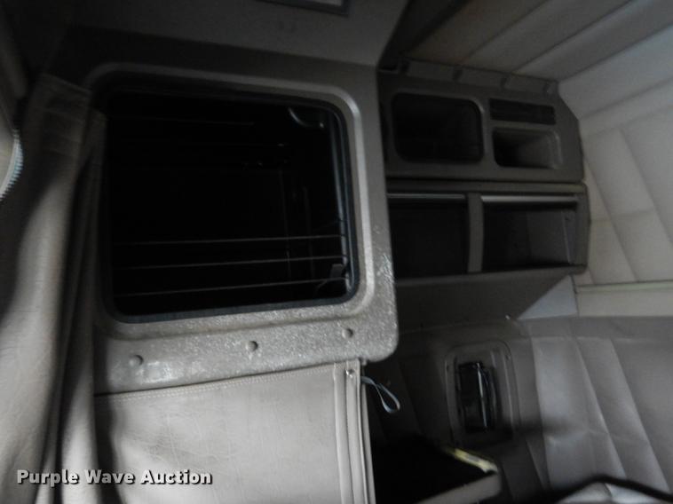 image for item DG5768 2004 Peterbilt 379 semi truck