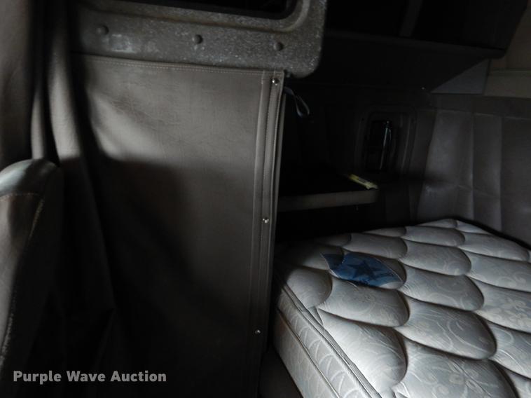 image for item DG5768 2004 Peterbilt 379 semi truck