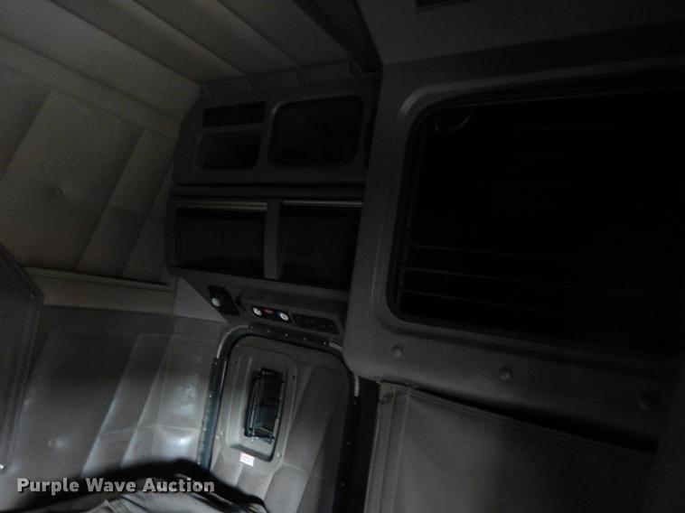 image for item DG5768 2004 Peterbilt 379 semi truck