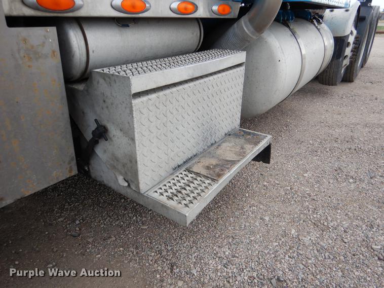 image for item DG5768 2004 Peterbilt 379 semi truck