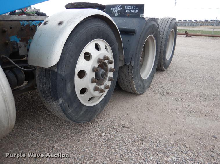 image for item DG5768 2004 Peterbilt 379 semi truck