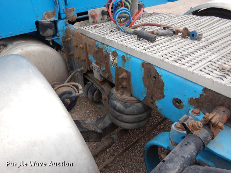 image for item DG5768 2004 Peterbilt 379 semi truck