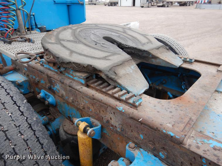 image for item DG5768 2004 Peterbilt 379 semi truck