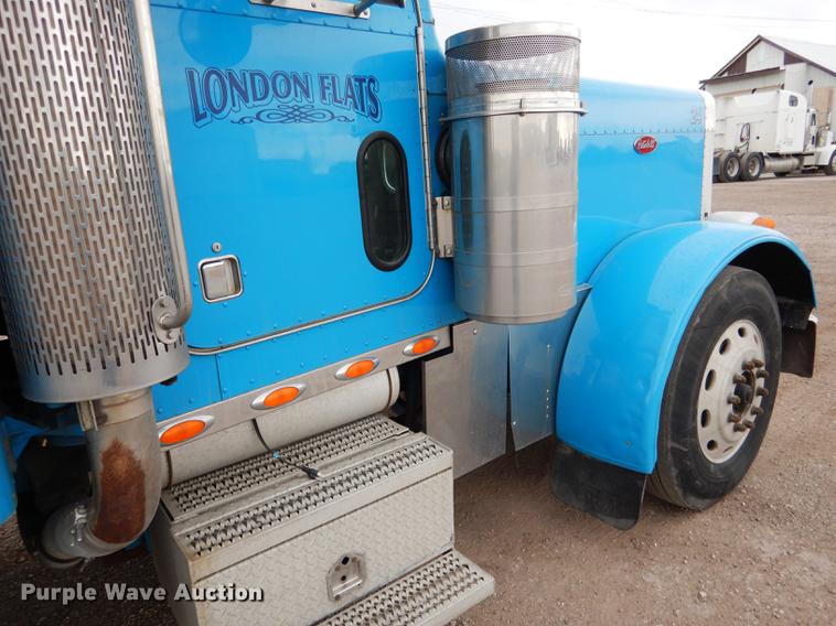 image for item DG5768 2004 Peterbilt 379 semi truck