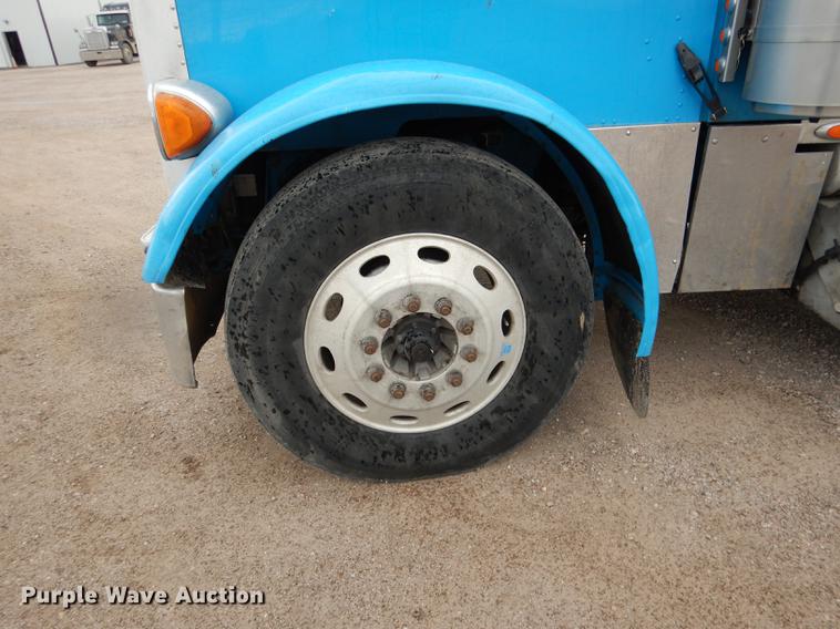 image for item DG5768 2004 Peterbilt 379 semi truck
