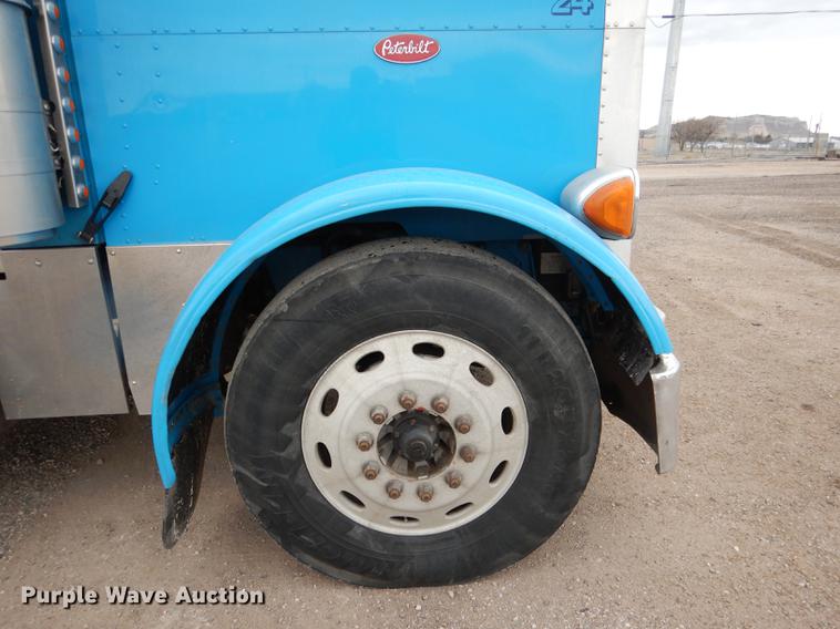 image for item DG5768 2004 Peterbilt 379 semi truck
