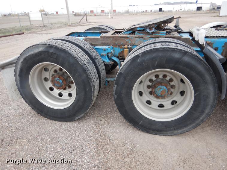 image for item DG5768 2004 Peterbilt 379 semi truck