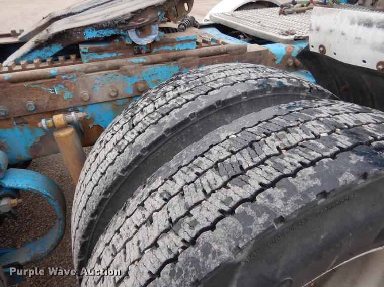 image for item DG5768 2004 Peterbilt 379 semi truck