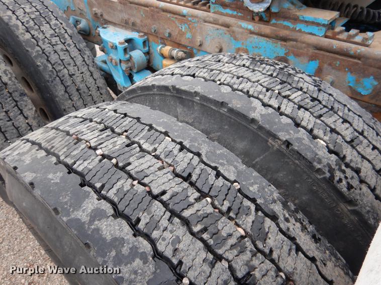 image for item DG5768 2004 Peterbilt 379 semi truck