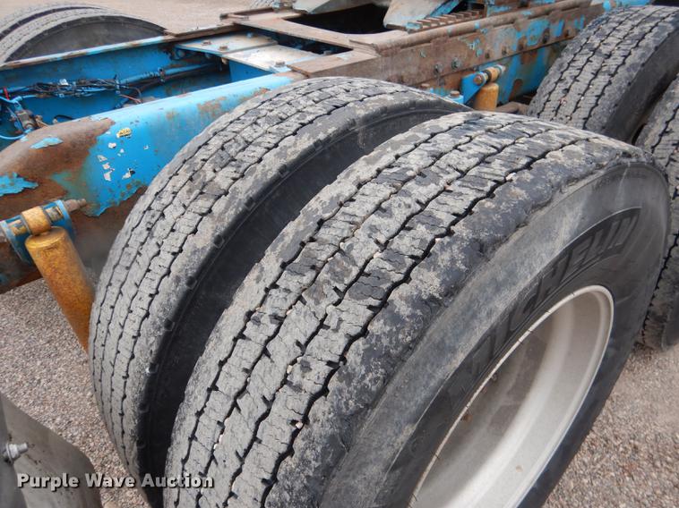 image for item DG5768 2004 Peterbilt 379 semi truck