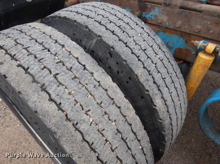 image for item DG5768 2004 Peterbilt 379 semi truck