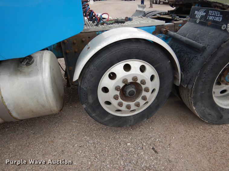 image for item DG5768 2004 Peterbilt 379 semi truck