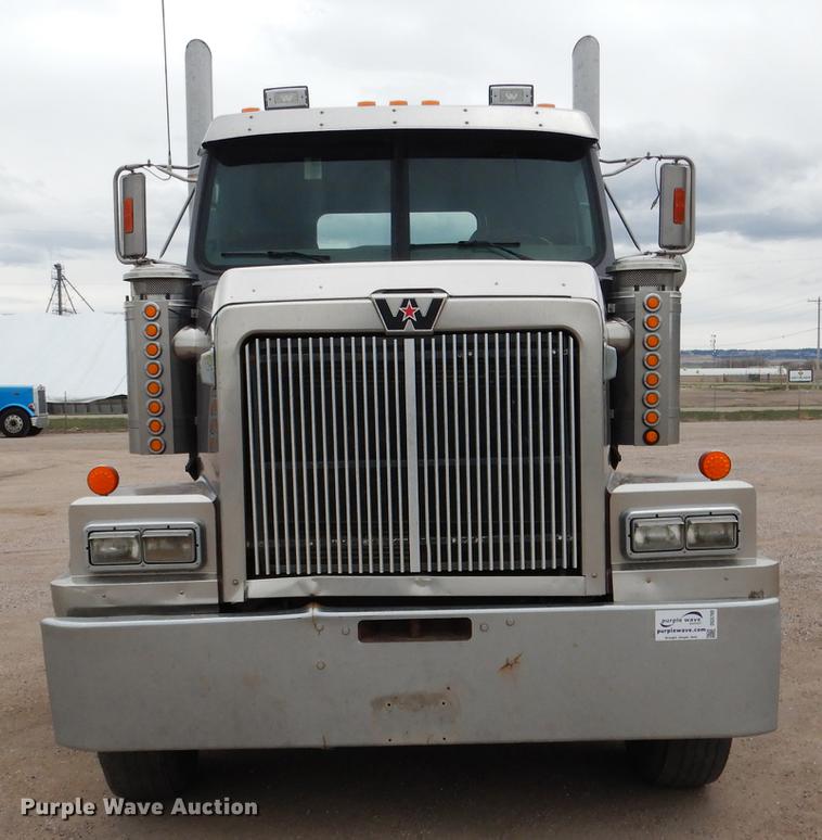 image for item DG5769 2004 Western Star 4900FA semi truck