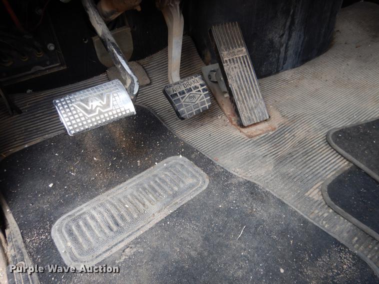 image for item DG5769 2004 Western Star 4900FA semi truck