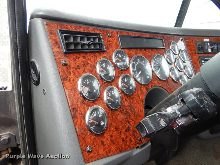 image for item DG5769 2004 Western Star 4900FA semi truck