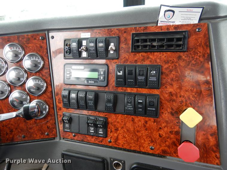 image for item DG5769 2004 Western Star 4900FA semi truck