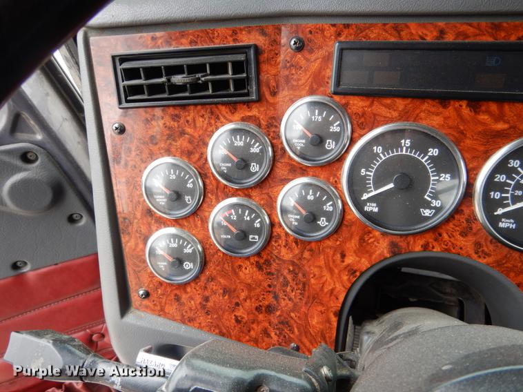 image for item DG5769 2004 Western Star 4900FA semi truck