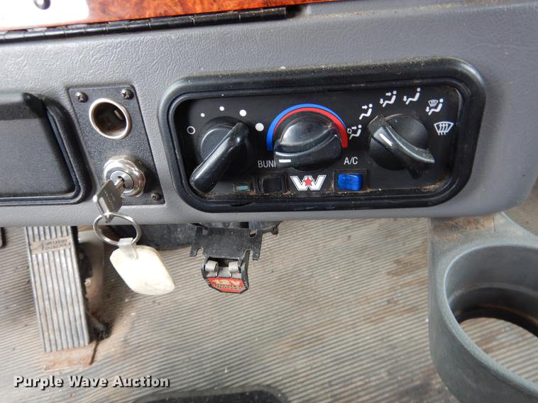 image for item DG5769 2004 Western Star 4900FA semi truck