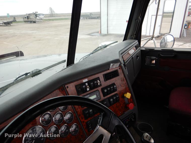 image for item DG5769 2004 Western Star 4900FA semi truck