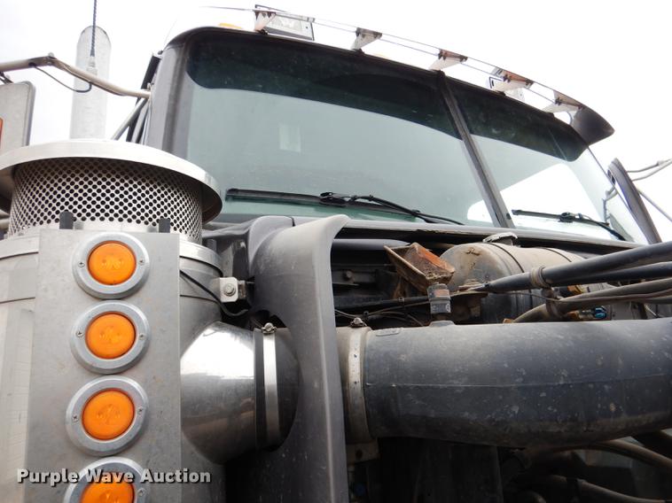 image for item DG5769 2004 Western Star 4900FA semi truck