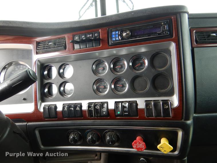 image for item DG5770 2007 Kenworth W900 semi truck